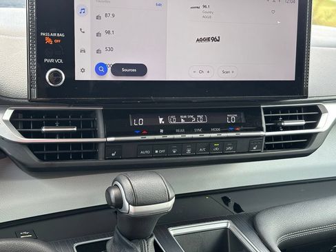 Used 2025 Toyota Sienna XLE FWD image 23