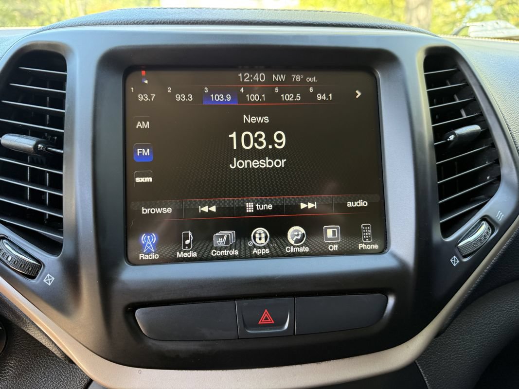 Used 2015 Jeep Cherokee Latitude w/ Cold Weather Group AWD/4WD image 24