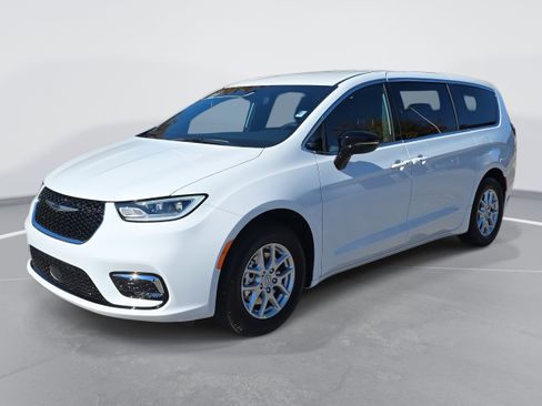 New 2026 Chrysler Pacifica Select image 1