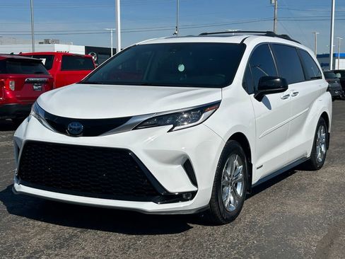 Used 2021 Toyota Sienna XSE w/ XSE Plus Package AWD/4WD image 3