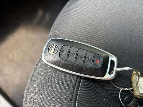 Used 2025 Nissan Pathfinder SV FWD image 21