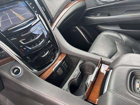 Used 2020 Cadillac Escalade ESV Luxury RWD image 32