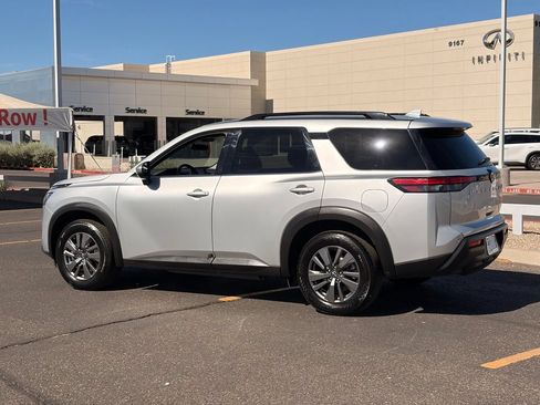 Certified 2025 Nissan Pathfinder SV FWD image 4