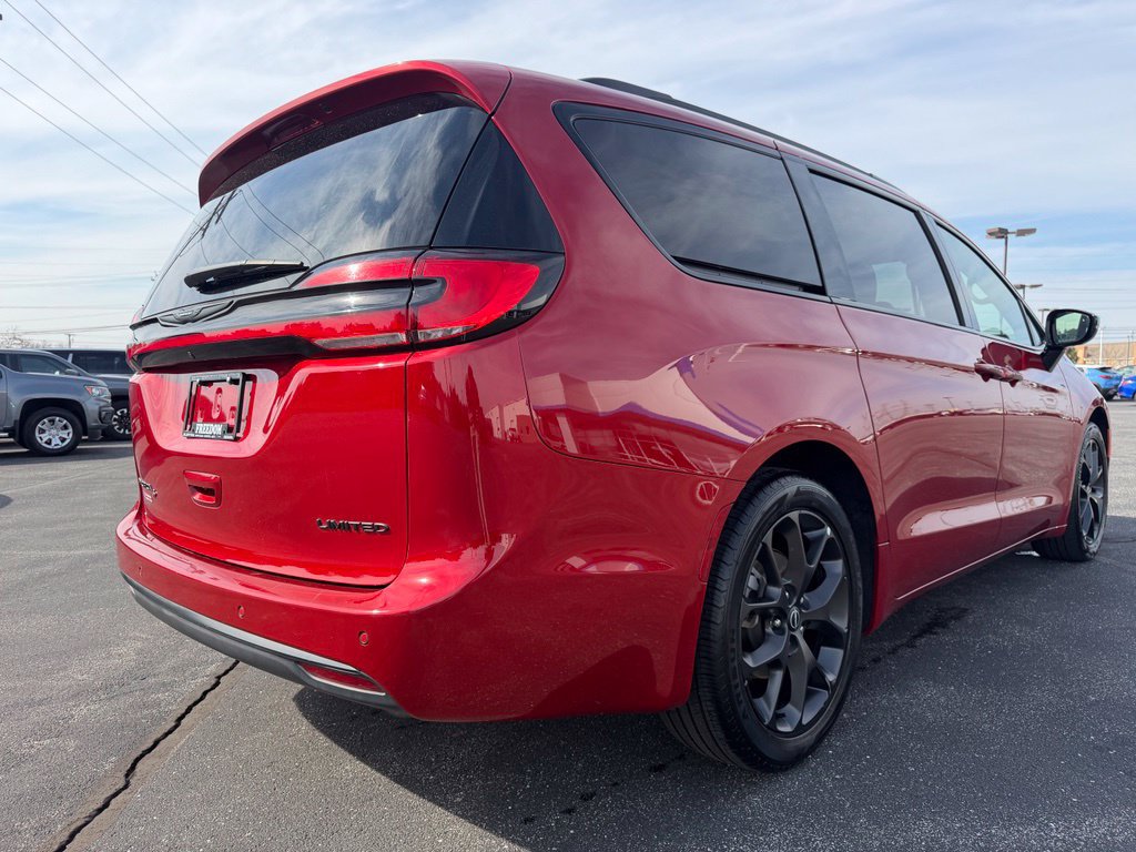 Used 2025 Chrysler Pacifica Limited FWD image 5