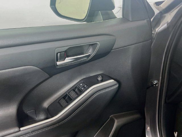 Used 2021 Toyota Highlander XLE FWD image 16