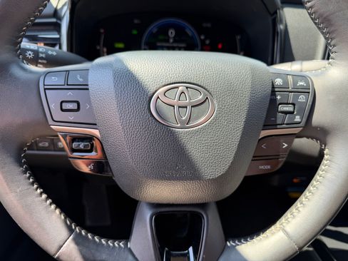 Used 2025 Toyota Camry SE FWD image 11