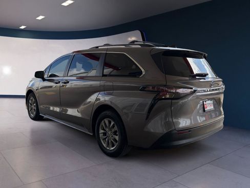Used 2024 Toyota Sienna LE FWD image 3