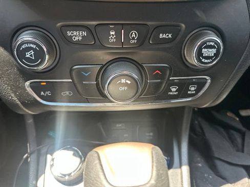Used 2017 Jeep Cherokee Latitude w/ Safety/Convenience Group AWD/4WD image 12