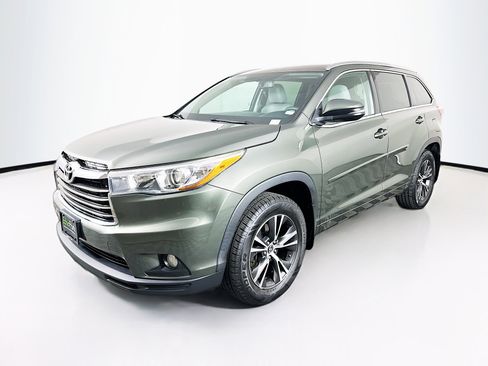 Used 2016 Toyota Highlander XLE AWD/4WD image 3