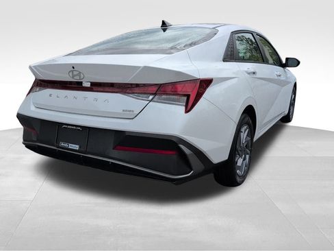 Used 2025 Hyundai Elantra Hybrid FWD image 7