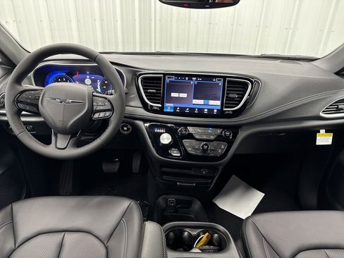New 2026 Chrysler Pacifica Select image 16