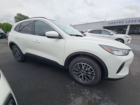 New 2025 Ford Escape SE w/ Class II Trailer Tow Package image 5