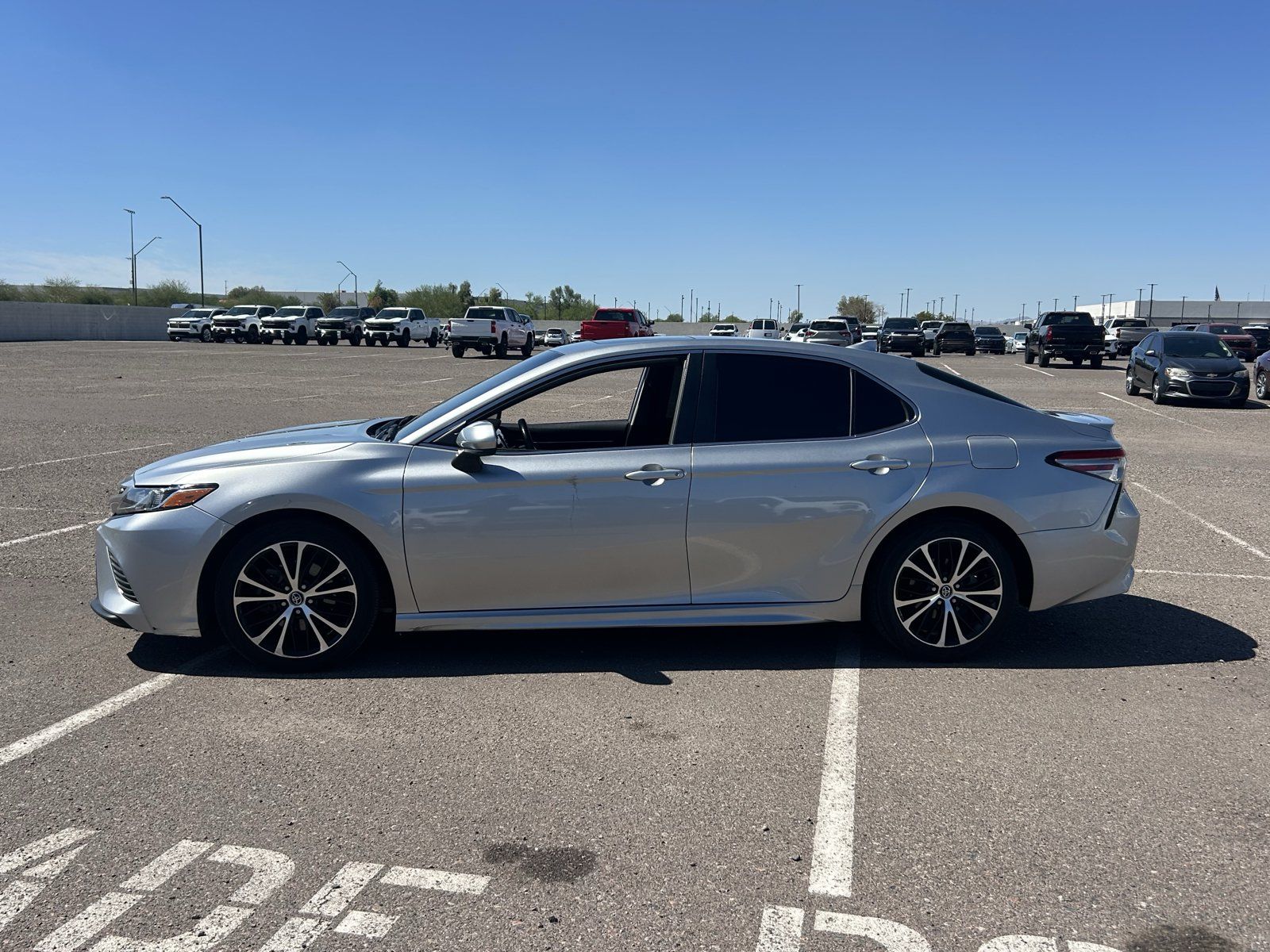 Used 2019 Toyota Camry SE FWD image 2
