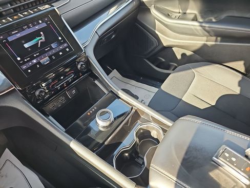 Used 2023 Jeep Grand Cherokee L Laredo image 29