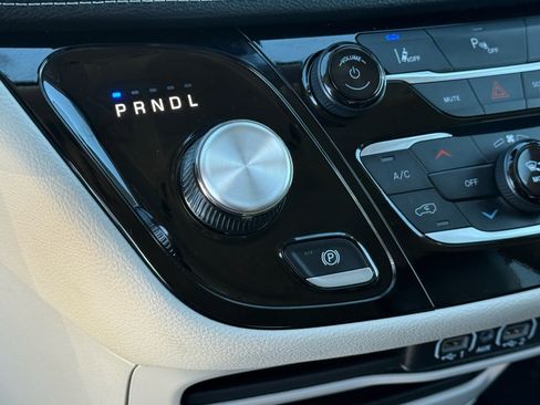Used 2024 Chrysler Pacifica Select image 25
