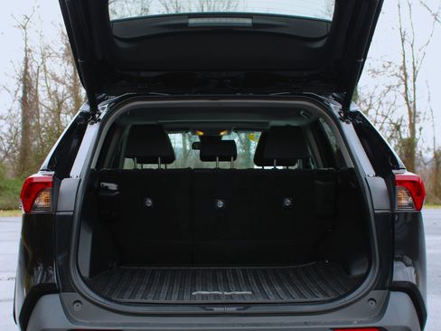 Used 2021 Toyota RAV4 XLE image 12