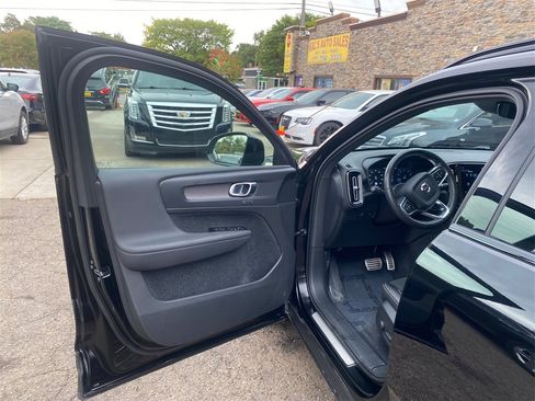 Used 2021 Volvo XC40 T5 R-Design image 31