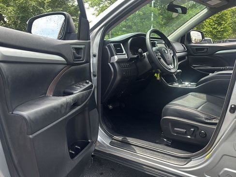 Used 2016 Toyota Highlander Plus FWD image 3