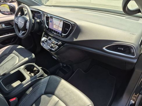 Used 2025 Chrysler Pacifica Select FWD image 32