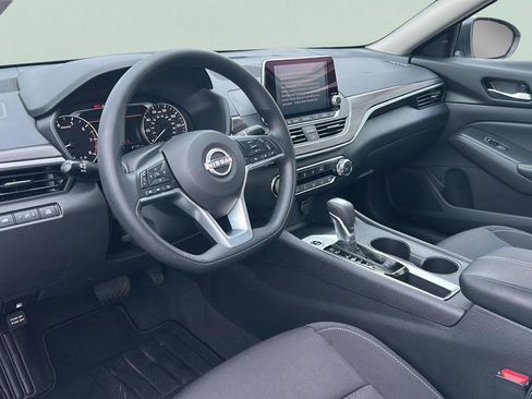 Used 2025 Nissan Altima 2.5 SV FWD image 11