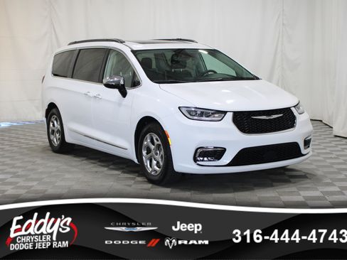 Used 2023 Chrysler Pacifica Limited FWD image 1