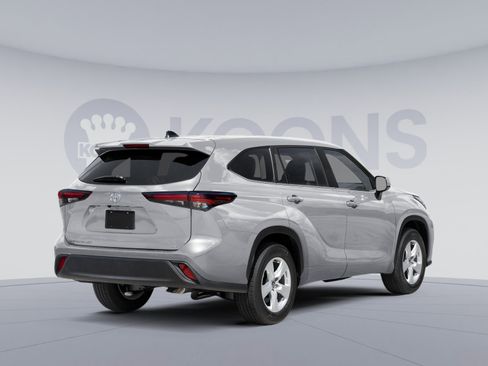 Used 2025 Toyota Highlander LE FWD image 2