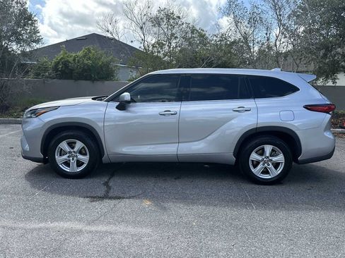 Used 2021 Toyota Highlander LE FWD image 3