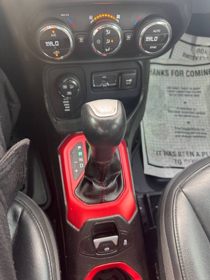 Used 2016 Jeep Renegade Trailhawk w/ Premium Trailhawk Package AWD/4WD image 13