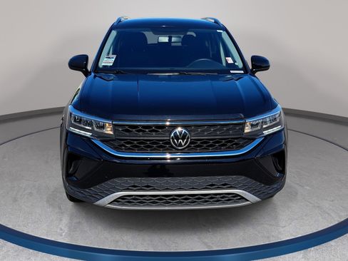 Used 2022 Volkswagen Taos SE FWD image 2