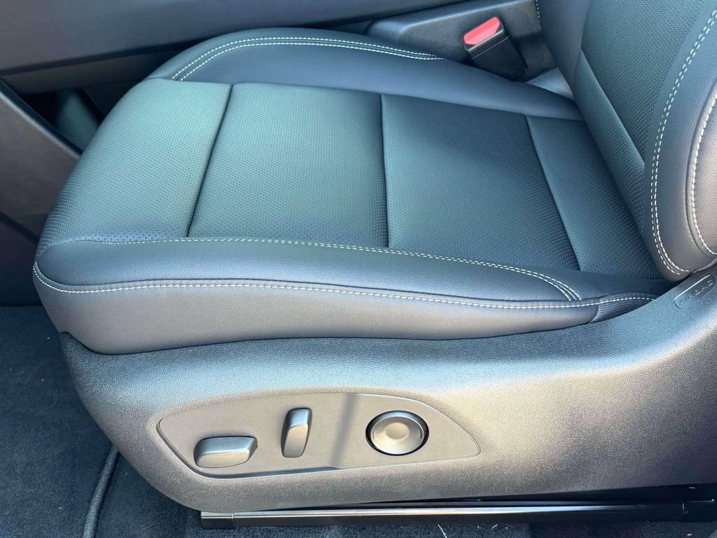 New 2027 Chevrolet Traverse LT w/ Midnight/Sport Edition FWD image 4