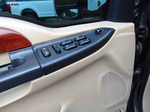 Used 2005 Ford F250 Lariat AWD/4WD image 8
