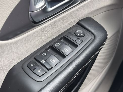 Used 2022 Chrysler Pacifica Touring-L FWD image 29