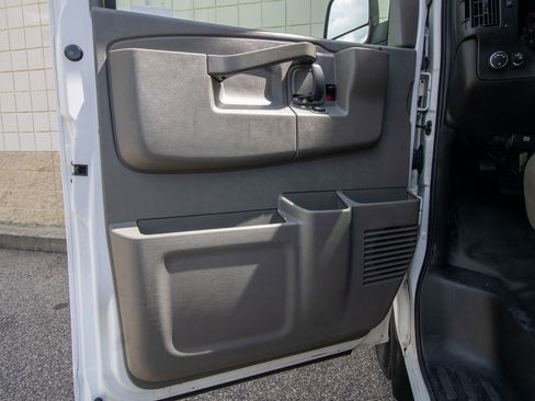 Used 2019 Chevrolet Express 3500 Extended w/ Driver Convenience Package RWD image 10