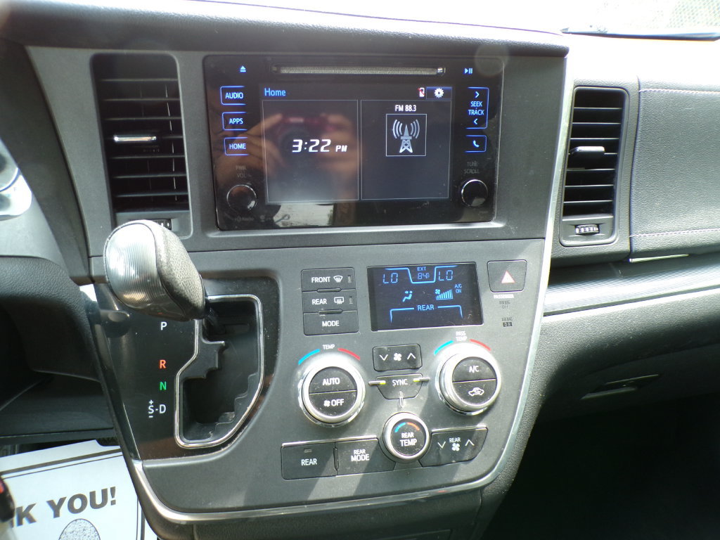 Used 2016 Toyota Sienna SE FWD image 24