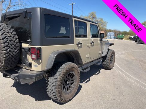 Used 2017 Jeep Wrangler Unlimited Rubicon w/ Connectivity Group image 7