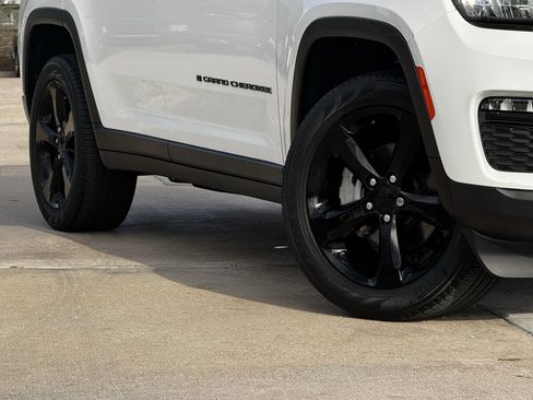 Used 2023 Jeep Grand Cherokee Limited w/ Black Appearance Package image 13