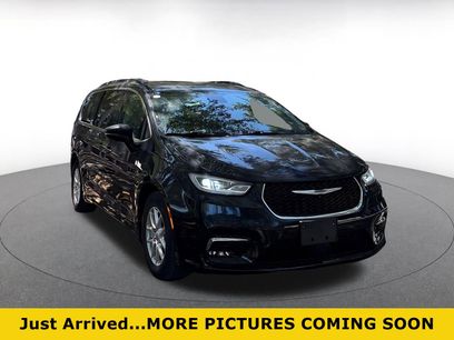 Used 2022 Chrysler Pacifica Touring-L w/ Uconnect Theater Family Group