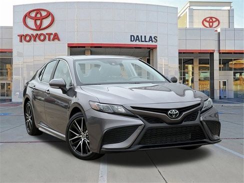 Used 2024 Toyota Camry SE image 1