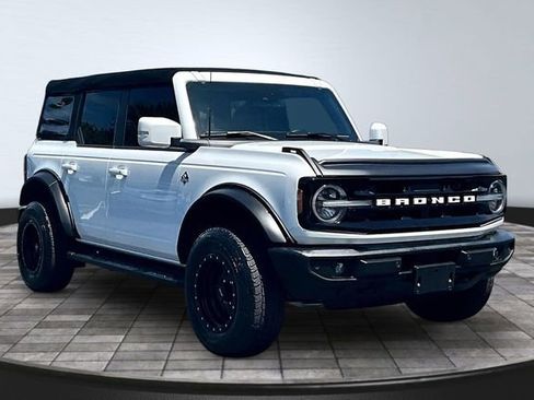 Used 2024 Ford Bronco Outer Banks AWD/4WD image 3