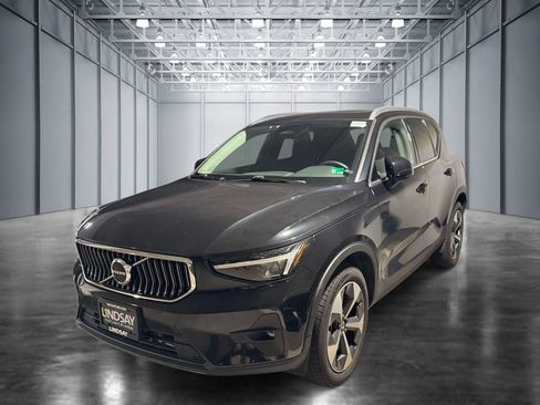 Used 2023 Volvo XC40 B5 Plus w/ Climate Package AWD/4WD image 1