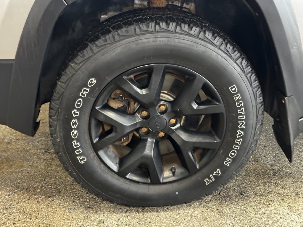 Used 2018 Jeep Cherokee Trailhawk w/ Comfort & Convenience Group AWD/4WD image 27