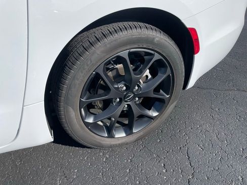 Used 2025 Chrysler Pacifica Limited FWD image 3