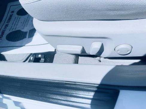 Used 2015 Toyota Camry LE image 11