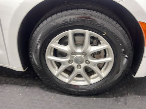 Used 2020 Chrysler Pacifica Touring-L FWD image 23