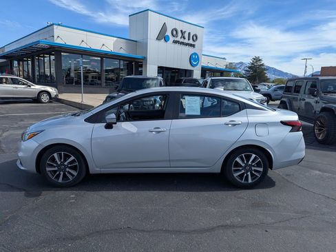 Used 2021 Nissan Versa SV FWD image 8