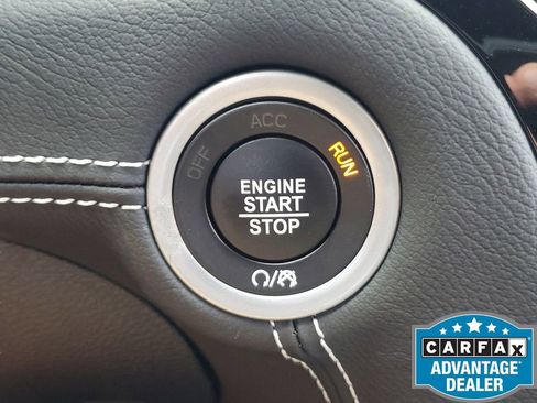 Used 2023 Chrysler 300 C image 36