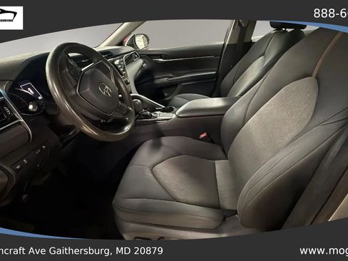Used 2018 Toyota Camry LE FWD image 4