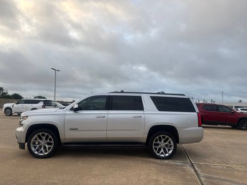 Used 2020 Chevrolet Suburban LT w/ Texas Edition Package RWD image 13