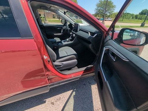 Used 2025 Toyota RAV4 XLE AWD/4WD image 3