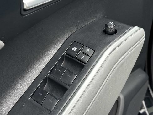 Used 2023 Toyota Highlander XLE FWD image 17